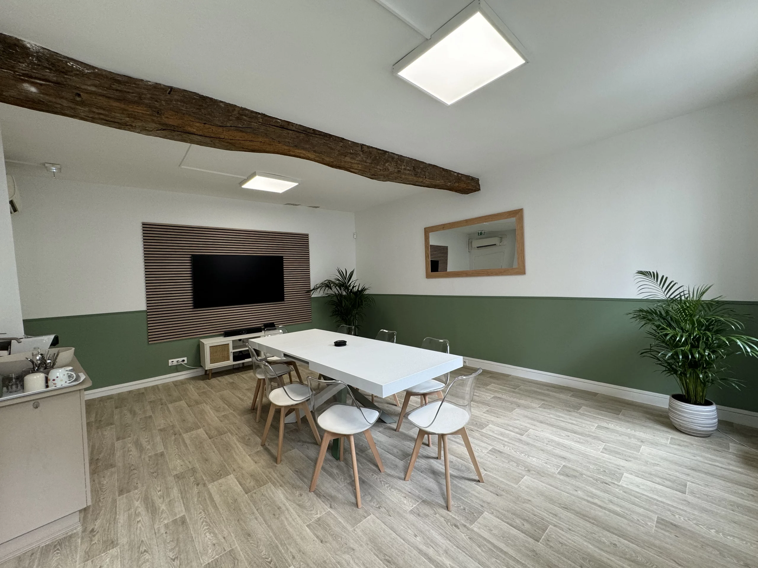 Salle de réunion et espace de coworking moderne d'ORMIGA, entièrement équipé à Saint-Germain-en-Laye